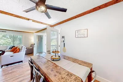 a dining room with a table and a ceiling fan at Casa de la Montaña in Bass Lake