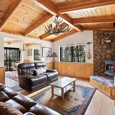 Cozy 3BDR - 1 Minute to the Beach!