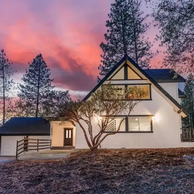 A Modern Hideaway - with hot tub
