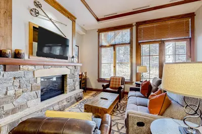 a living room with a fireplace and a tv at Snowscape Serenity in Truckee