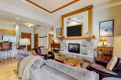 a living room with a couch and a fireplace at Snowscape Serenity in Truckee