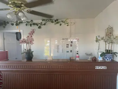 a large wooden counter with flowers on top of it at Town House Motel in Sanger