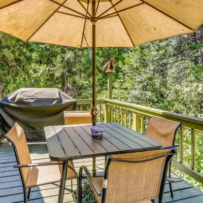 3 Mi to Shaver Lake Cozy Bears Hideaway Cabin!