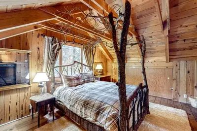 a bedroom with a bed in a tree house at Pine Knolls in Tahoma