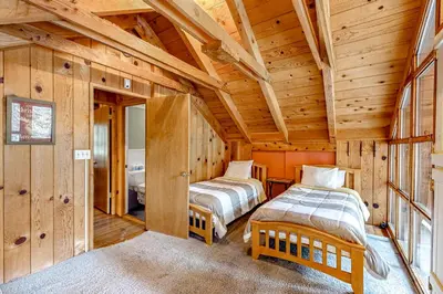 a bedroom with two beds in a cabin at Pine Knolls in Tahoma