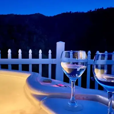 Happy Hedgehog River Views Hot Tub Private