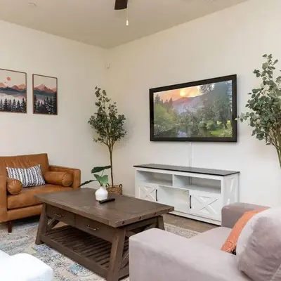 Modern 5 bed near hospitals and UC Merced
