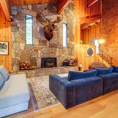 5 Mi to Donner Lake Cabin with Deck and Pool Access!