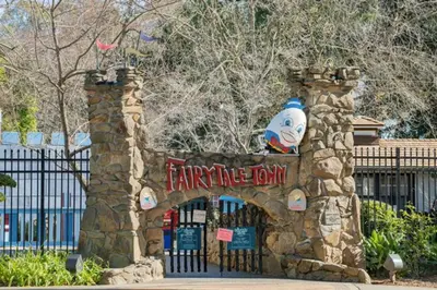 a entrance to a entrance jam at a theme park at Artist's retreat near the heart of the city in Sacramento