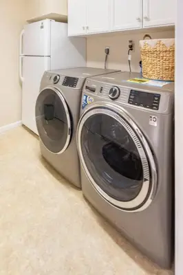 a washer and dryer in a kitchen next to a refrigerator at Murphys Wine Country Getaway in Murphys