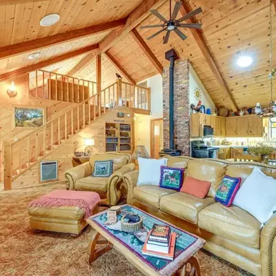 Countryside Views Family-Friendly Badger Cabin