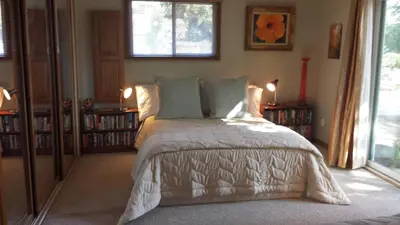 a bedroom with a bed and a window at Yosemite Plaisance Bed & Breakfast in Mariposa