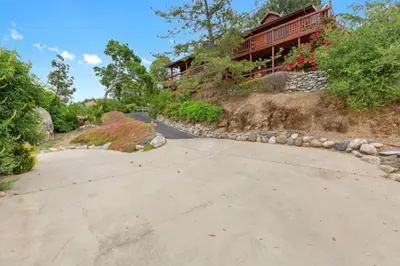 an empty road in front of a house at SEQUOIA LOOKOUT LODGE in Three Rivers