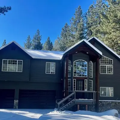 Large Family Home in Quiet Wooded Setting Close to Everything