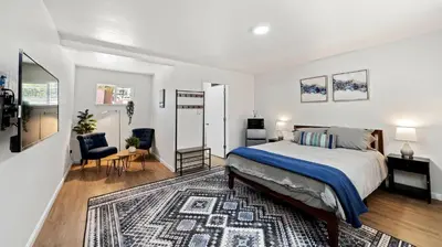 a large bedroom with a bed and a rug at Adventure Lodge in South Lake Tahoe