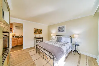 a bedroom with a bed and a kitchen at Moose and Maple Lodge in South Lake Tahoe