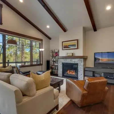 Truckee Luxe by Tahoe Getaways - 3 BR Luxury Gray's Crossing Townhome w Hot Tub on Golf Course - Close to Downtown & Northstar