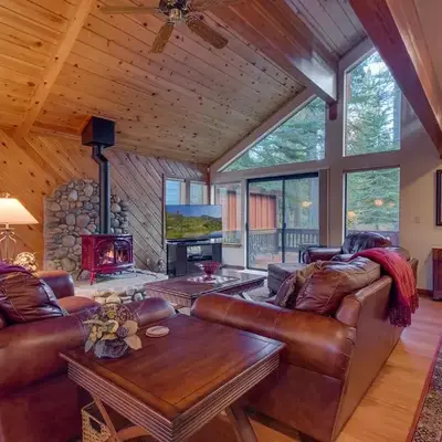 Dogwood Place by Tahoe Getaways - 3BR Pet-Friendly Tahoe Donner Home w Hot Tub