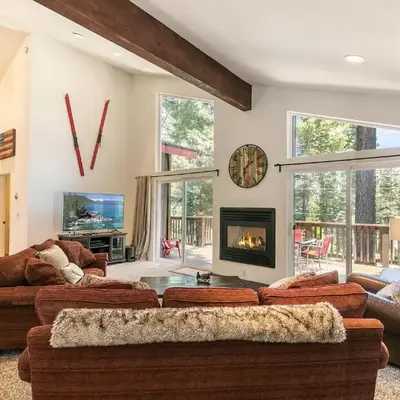 Wolf Den - Bright Open Concept 3 Bedroom- Hot Tub