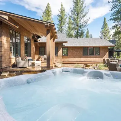 First Light Farmhouse- Hot Tub- Gourmet Kitchen- Premier Neighborhood