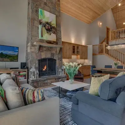 Truckee Treasure at Grays Crossing by Tahoe Getaways - Relaxing Home w Private Hot Tub
