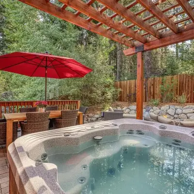 Pinecrest at Winter Creek- Cozy Cabin w Hot Tub