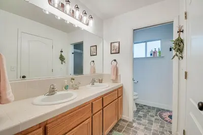 a bathroom with two sinks and a large mirror at Bright and Cozy Mariposa Getaway 46 Mi to Yosemite! in Mariposa