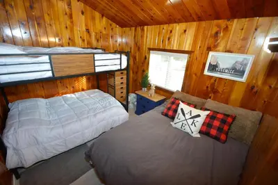a bedroom with two bunk beds in a cabin at Bear Paw- Lake Area Winter Special Ends 51526 in Bass Lake