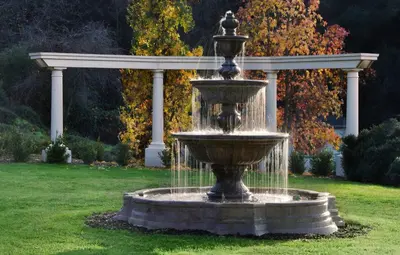 a fountain in the middle of a grass field at Bella Vista Bed and Breakfast in Coloma