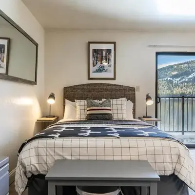 Beautiful Deluxe Studio w/Lake View #245 at Donner Lake Village