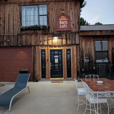 Rustic Rooms Barn Loft (Upstairs Studio Apartment) Near Kings Canyon & Sequoia National Parks