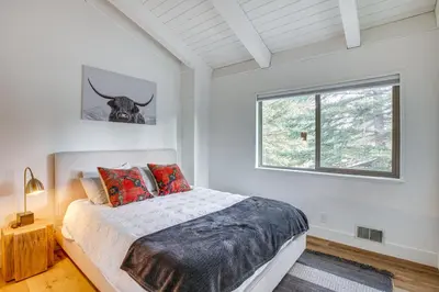 a bedroom with a bed and a window at 6 Mi to Slopes Mtn-View Retreat in Lake Tahoe in South Lake Tahoe