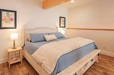 a bedroom with a large bed in a room at Timberwood Cottage in Downtown Twain Harte in Twain Harte