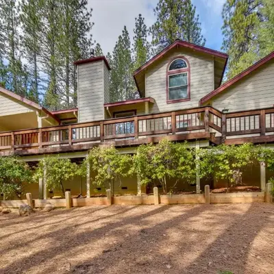Gas Grill and Pool Table Cabin Near Calaveras Park!