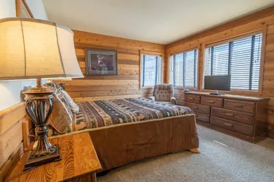 a bedroom with a bed and a lamp on a table at Rr-edgewater10 in June Lake