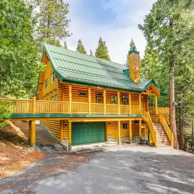 Mountain Cabin with Hot Tub 4 Mi to Shaver Lake!