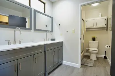 a bathroom with two sinks and a toilet at Oakridge Ranch ※ Sequoia, Kern River & Lake Escape in Lake Isabella