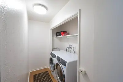 a laundry room with a washing machine in a room at Mountain View, near Yosemite & Bass Lake, BBQ, Fireplace,EVC in Oakhurst