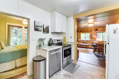 a kitchen and living room with a bed in a room at 8 Mi to Yosemite National Park Cabin with Fire Pit in Oakhurst