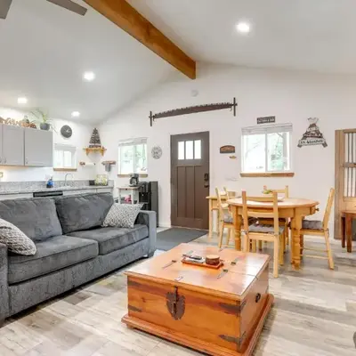 Cozy Cottage with Park Pass