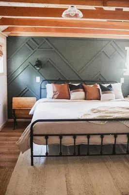 a bed in a room with a green wall at Redwood Grove in Sequoia and Kings Canyon National Park in Wilsonia