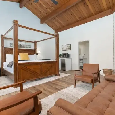 Camp Nelson Lodge Room 10