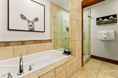 Gallery image of Catamount Lodge 414 by East West Hospitality in Truckee