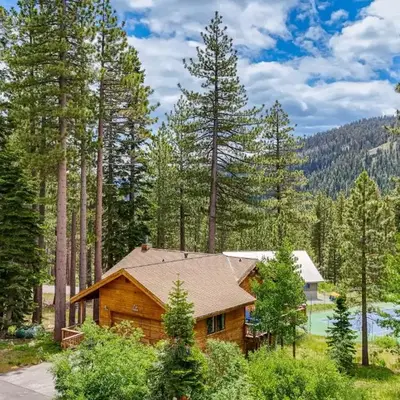 Close to Ski Slopes Tahoe Ski Chalet with Fireplace