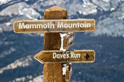 a wooden sign for a mountain summit and daves run at Mountainback 35 in Mammoth Lakes
