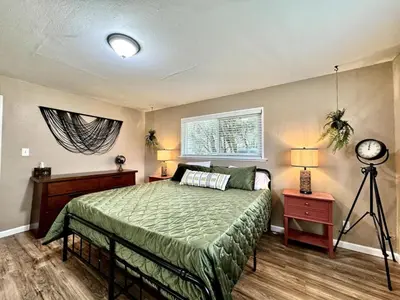 a bedroom with a bed with a green comforter at Foothill Wine Country Gem in Somerset