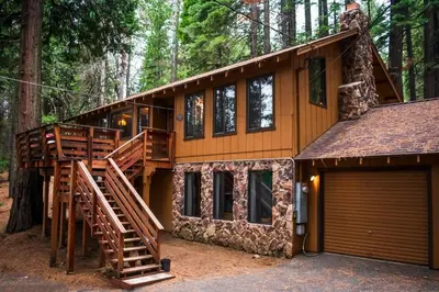 a house in the woods with a staircase and a garage at HighlandHouse in Arnold
