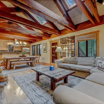 Alpine Meadows Retreat 3 Min to Base with Hot Tub