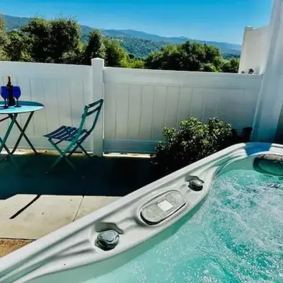 Creature Comforts Suite-Private Hot Tub-Sleeps 2