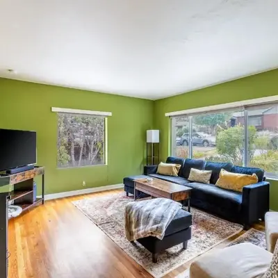 Cozy 2BR Home Near UNR with Large Deck & Parking